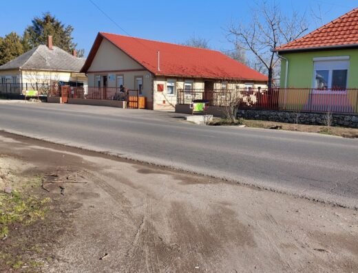Ház vörös tetővel, virágbolt helyszínének potenciális jelöltje.