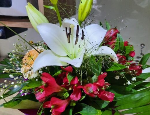 Gyönyörű fehér liliomos és vörös alstroemeria virágcsokor.