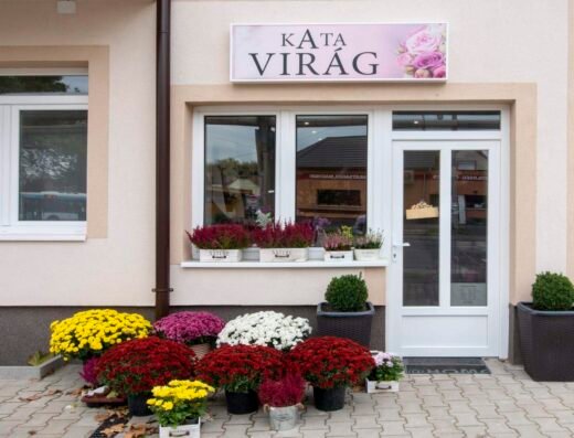 Káta Virág virágbolt külső képe, virágokkal a kirakatban és az ajtó előtt.