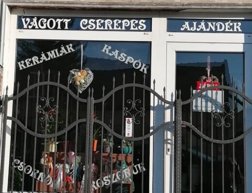 Anikó virág- és ajándékbolt kirakata, vágott és cserepes virágokkal.