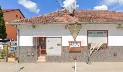Virágbolt épület, virágok az ajtó előtt.